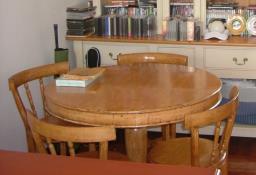 Beautiful Dinning Table w 4 Chairs Set image 1