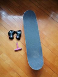 Skateboard with T tool good condition image 1