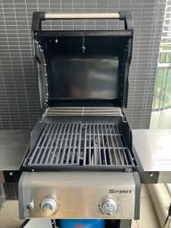 Weber E-215 Spirit grill like new cond image 3
