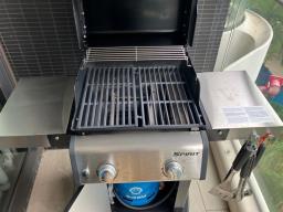 Weber E-215 Spirit grill like new cond image 4