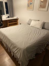 Queen size bed Free image 1