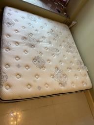 Sealy Kingsize posturpedic mattress image 1