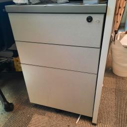 2 feet drawer cabinet on wheels image 1
