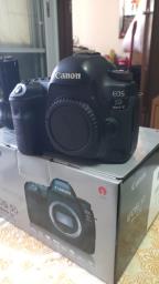 Canon 5d Mark Iv with battery grrip image 1