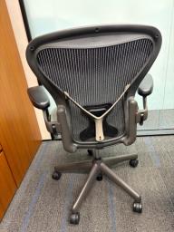 Herman Miller Aeron chair image 2