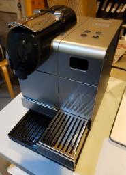 Nespresso capsule coffee maker like new image 1