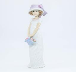 Lladro 8022 Little Lady image 1