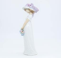 Lladro 8022 Little Lady image 4