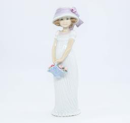 Lladro 8022 Little Lady image 3