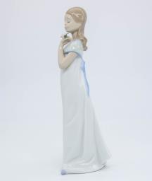 Lladro 8213 A Special Occasion image 2