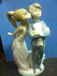 Lladro figurine just a Kiss image 1