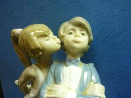 Lladro figurine just a Kiss image 3