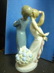 Lladro figurine just a Kiss image 2