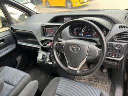2016 Toyota Noah Deluxe image 6