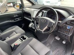 2017 Toyota Voxy Hybrid 18 image 7