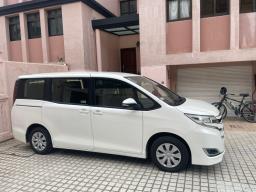 Toyota Noah image 3