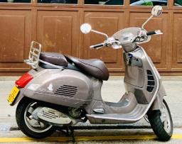 Title low Mileage Vespa Gtv 300 Via M image 1