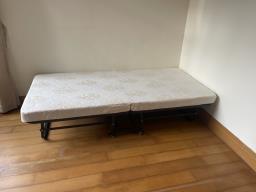 2 foldable single beds on castor wheels image 1