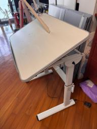 Ergonomic adjustable child desk image 4