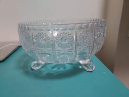 Glass bowl with legs image 1