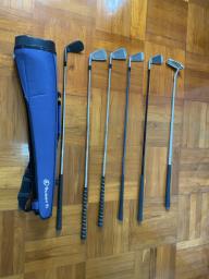 Set of 8 golf clubs plus 2 bags image 1