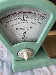 Retro weighing machine and timet image 3