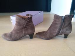 Le Saunda suede ankle boots image 3