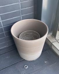 Plant pots and vases image 2