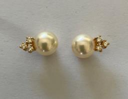 2 Pairs of Pearl Earrings image 4