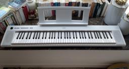 Yamaha white piano keybord image 1