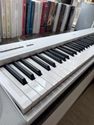 Yamaha white piano keybord image 3