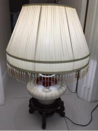 Solid wood Elegant table lamp image 1