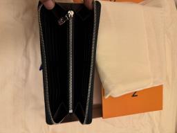 Louis Vuitton Mens Zippy Wallet Horizont image 4