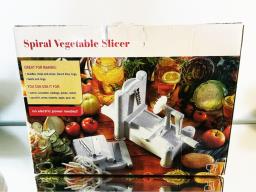 Spiral vegetable slicer image 4
