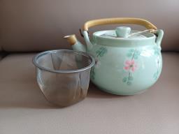 Tea pot with filter inside image 1