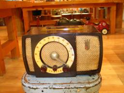 Vintage Radio Display image 1