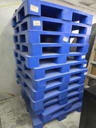 12 Plastic pallets image 1