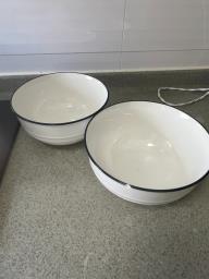 Large plates x6 and 2 big bowls image 2