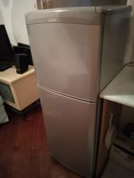 Mitsubishi Electric fridge freezer image 3