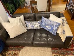2-seater leather couch image 1
