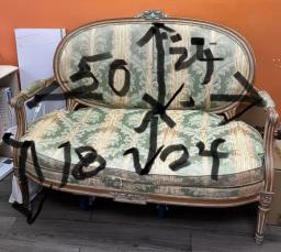 Elegant  Vintage-style Sofa  Needs image 2