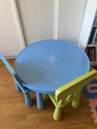 Childrens table with 2 chairs image 1