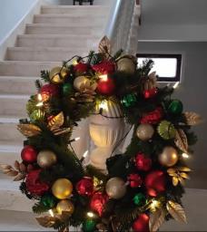 Elegant 50cm Christmas Wreath with Lights - I9 image 1