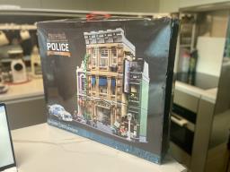 Lego-compatible police station 10278 image 1