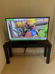Samsung 32 Tv in excellent condition image 1