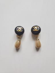 Chanel Diana bag and pearl earrings image 2