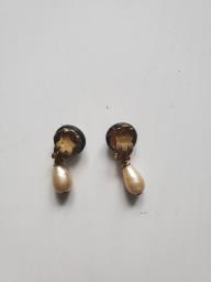 Chanel Diana bag and pearl earrings image 5