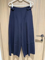 Black capri pants image 1