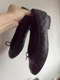 Chanel black quilted flats image 4