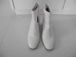 White Boots pedder Red image 2